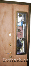 Окошко в металлической двери для загородного дома
