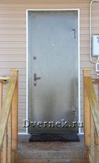 Установленная металлическая дверь на дачу